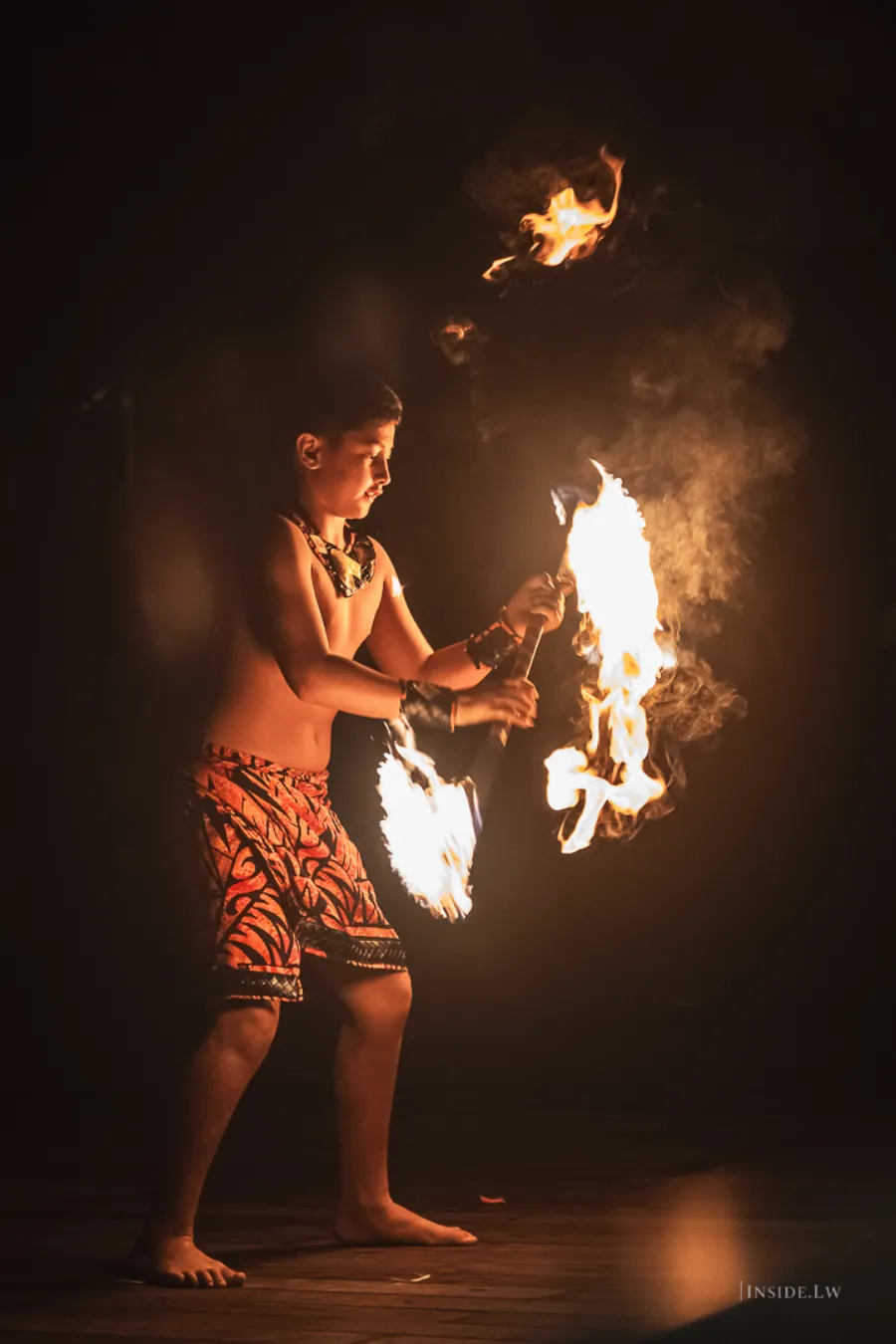 Spectacle de feu — danseuses en action