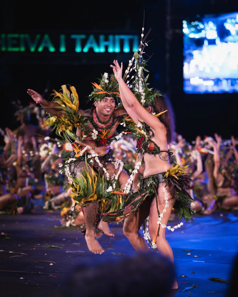 Manohiva — danseuses en mouvement